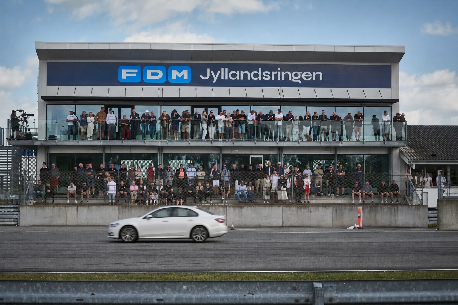 FDM Jyllandsringen — tribune med tilskuere og bil på banen